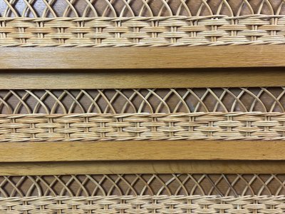 Cassettiera vintage 1960 in faggio e rattan