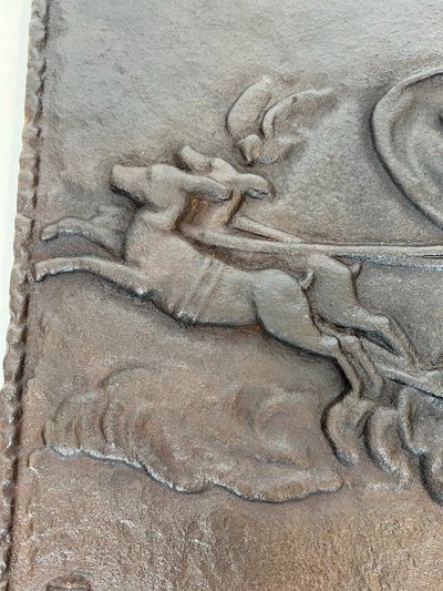Piastra per camino in ghisa raffigurante Diana, dea della caccia, sul suo carro