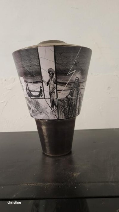 vase monochrome barocco