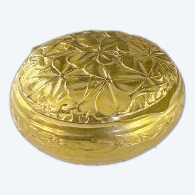 Scatola dorata Art Nouveau con decorazione a quadrifoglio