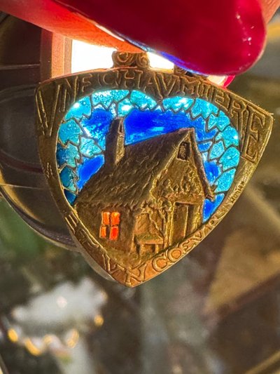 Medaglia d'amore: una casetta e un cuore in oro e smalto Art Nouveau