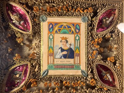 Paire De Reliquaires Paperolles Avec Gravures Des Saintes Adelaïde Et Victoire  - XIXe 