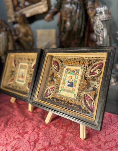 Paire De Reliquaires Paperolles Avec Gravures Des Saintes Adelaïde Et Victoire  - XIXe 