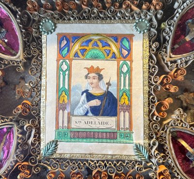 Paire De Reliquaires Paperolles Avec Gravures Des Saintes Adelaïde Et Victoire  - XIXe 