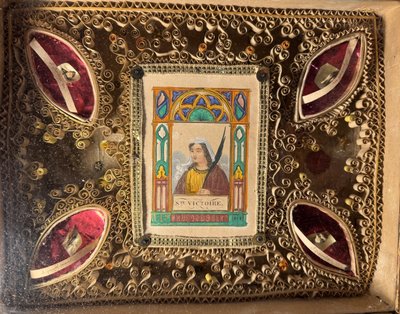 Paire De Reliquaires Paperolles Avec Gravures Des Saintes Adelaïde Et Victoire  - XIXe 