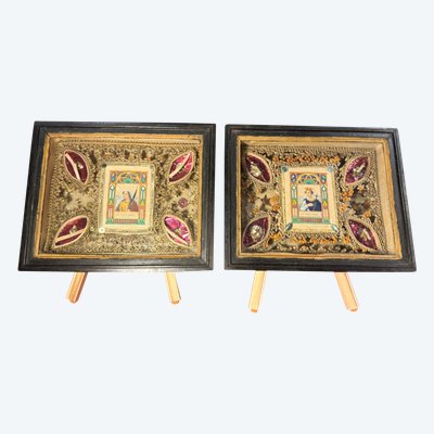 Paire De Reliquaires Paperolles Avec Gravures Des Saintes Adelaïde Et Victoire  - XIXe 