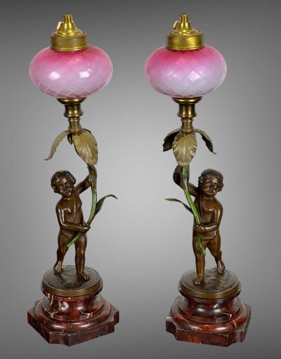 PAIRE DE LAMPE EN BRONZE SIGNÉ " AUGUSTE MOREAU " REPRÉSENTANT DES PUTTI