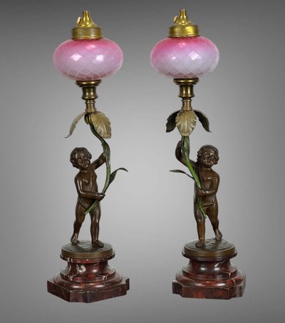 PAIRE DE LAMPE EN BRONZE SIGNÉ " AUGUSTE MOREAU " REPRÉSENTANT DES PUTTI