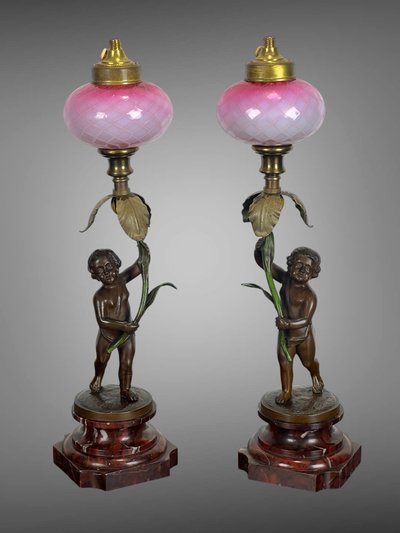 PAIRE DE LAMPE EN BRONZE SIGNÉ " AUGUSTE MOREAU " REPRÉSENTANT DES PUTTI
