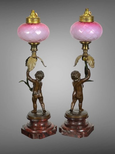 PAIRE DE LAMPE EN BRONZE SIGNÉ " AUGUSTE MOREAU " REPRÉSENTANT DES PUTTI