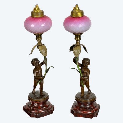 PAIRE DE LAMPE EN BRONZE SIGNÉ " AUGUSTE MOREAU " REPRÉSENTANT DES PUTTI
