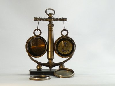 Pendulette in Form eines Meeresankers