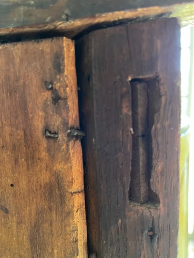 Encoignure Louis XV  en bois peint, fin XVIIIème siècle.