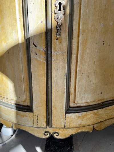 Encoignure Louis XV  en bois peint, fin XVIIIème siècle.