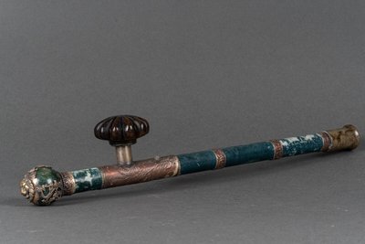 Pfeife aus Hartgestein und versilbertem Metall, China, Löwenkopf, frühes 20. Jahrhundert