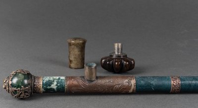 Pfeife aus Hartgestein und versilbertem Metall, China, Löwenkopf, frühes 20. Jahrhundert