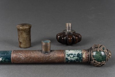 Pfeife aus Hartgestein und versilbertem Metall, China, Löwenkopf, frühes 20. Jahrhundert