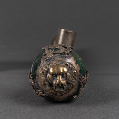 Pfeife aus Hartgestein und versilbertem Metall, China, Löwenkopf, frühes 20. Jahrhundert