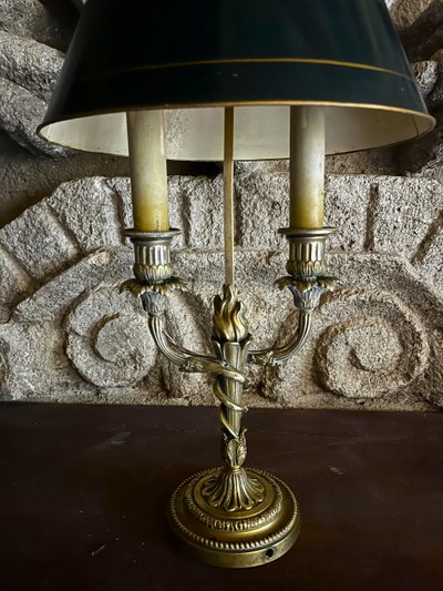 Lampada per acqua calda in bronzo, stile Luigi XVI, elettrificata.