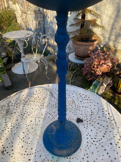 Bellissimo bagno per uccelli decorato su un supporto in ghisa Napoleone III laccato in blu intenso