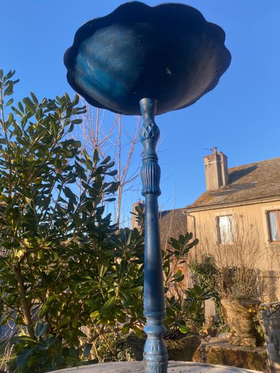 Bellissimo bagno per uccelli decorato su un supporto in ghisa Napoleone III laccato in blu intenso
