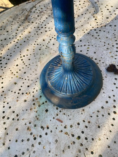 Bellissimo bagno per uccelli decorato su un supporto in ghisa Napoleone III laccato in blu intenso