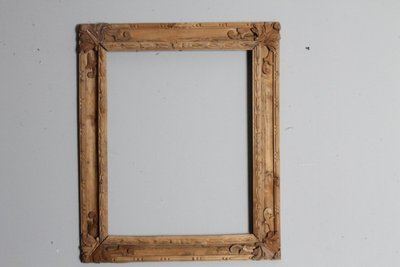 Cadre ancien en bois massif sculpté du XVIIe – XVIIIe siècle. Mis. Léger 54,3 x 43,1 cm.