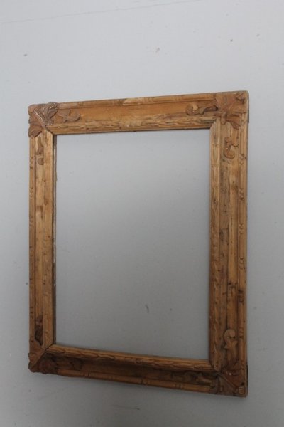 Cadre ancien en bois massif sculpté du XVIIe – XVIIIe siècle. Mis. Léger 54,3 x 43,1 cm.