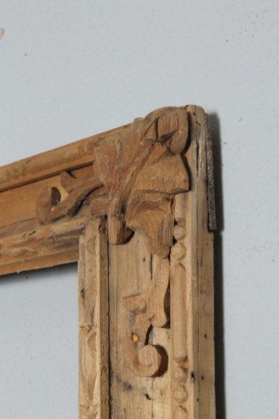 Cadre ancien en bois massif sculpté du XVIIe – XVIIIe siècle. Mis. Léger 54,3 x 43,1 cm.