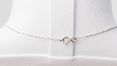 Collier solitaire en or blanc et topaze bleue