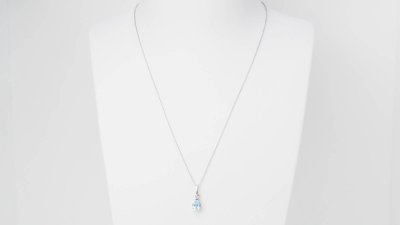 Collier solitaire en or blanc et topaze bleue