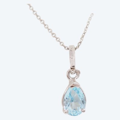 Collier solitaire en or blanc et topaze bleue