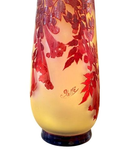Emile Gallé Important Vase Art nouveau "Bignones Rouges"