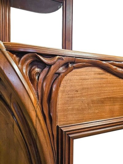Modanature ornate e steli legnosi" mantello Art Nouveau