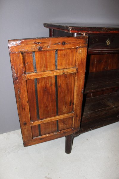 Armadio cinese in legno laccato del 1900 circa