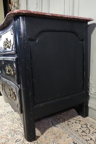 Cassettiera d'epoca Regency. Piano in finto marmo.