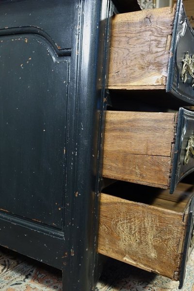 Cassettiera d'epoca Regency. Piano in finto marmo.