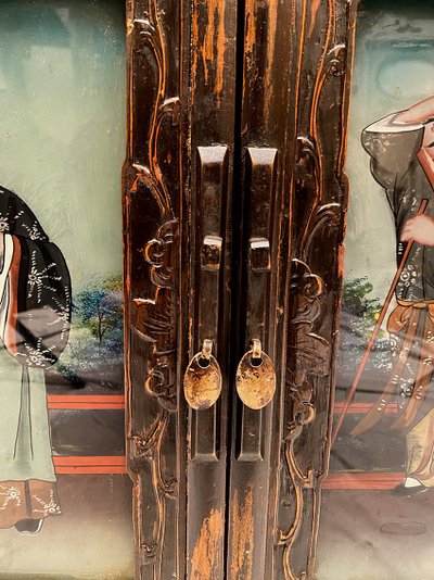 Chine début XXe, buffet bas en enfilade ouvrant à quatre portes ornées de fixés sous verre