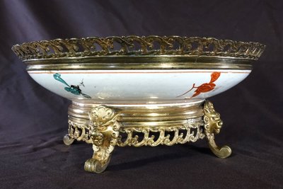 Grande piatto in porcellana Kutani con supporti in bronzo dorato