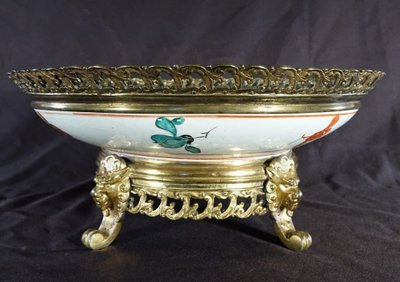 Grande piatto in porcellana Kutani con supporti in bronzo dorato