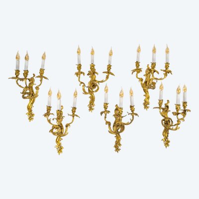 Série de six appliques à trois lumières de style Louis XV en bronze ciselé et doré vers 1880-1890