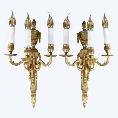Ein Paar Wandleuchten mit drei Lichtarmen aus ziselierter und vergoldeter Bronze im Stil Louis XVI.