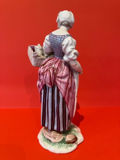 Statuette En Faïence De Niderviller Représentant Une Marchande De Volailles XVIIIe Siècle