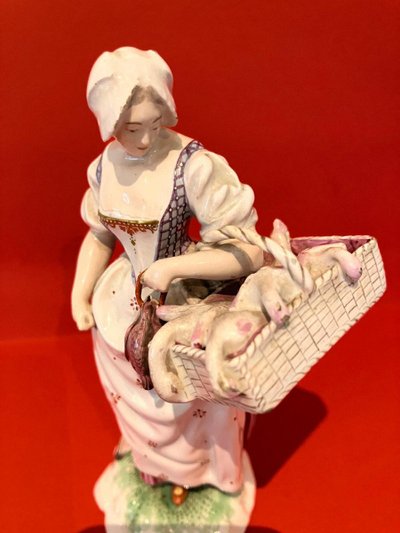 Statuette En Faïence De Niderviller Représentant Une Marchande De Volailles XVIIIe Siècle