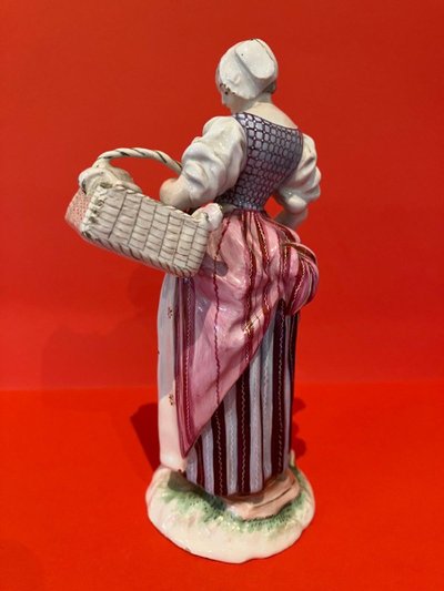 Statuette En Faïence De Niderviller Représentant Une Marchande De Volailles XVIIIe Siècle