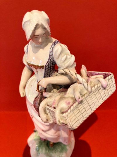Statuette En Faïence De Niderviller Représentant Une Marchande De Volailles XVIIIe Siècle