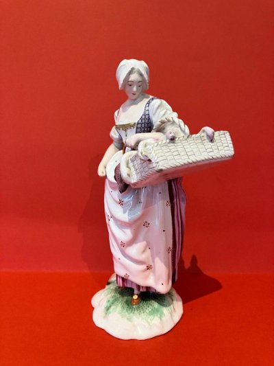 Statuette En Faïence De Niderviller Représentant Une Marchande De Volailles XVIIIe Siècle