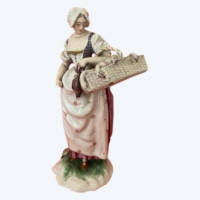 Statuette En Faïence De Niderviller Représentant Une Marchande De Volailles XVIIIe Siècle