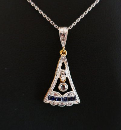 Pendentif Art Déco Diamant Et Saphir Calibrés, Or 18 Carats.