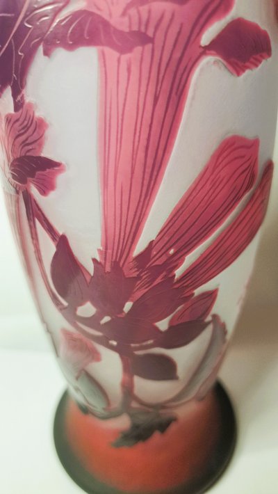   Vase mit Engelstrompetendekor aus violettem Cameoglas D'ARGENTAL - Paul NICOLAS (1875-1952)